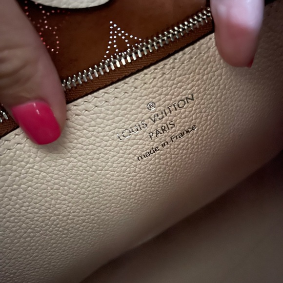 💔SOLD💔 Louis Vuitton Carmel Mahina - Picture 6 of 11